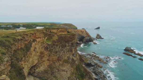 Корнуолл Англия сверху - полет над захватывающим побережьем — стоковое видео