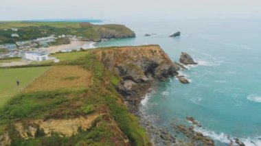 Cornwall kayalık sahil İngilterede - manzara şaşırtıcı üzerinde uçuş