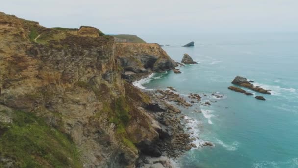 Uçuş boyunca Cornwall - peyzaj üzerinde harika hava görünümünü kayalıklarla — Stok video