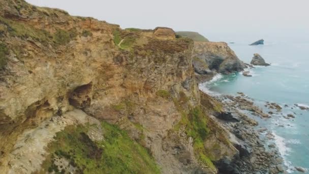 Flyg längs klipporna i Cornwall - Fantastiskt Flygfoto över landskapet — Stockvideo