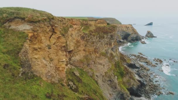 Voo sobre a costa rochosa da Cornualha na Inglaterra - paisagem incrível — Vídeo de Stock