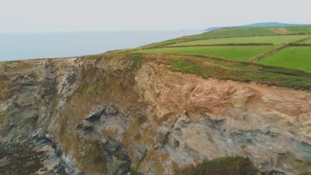 Cornwall kıyı şeridi üzerinde havadan görünümü — Stok video