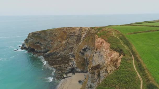 Maravilloso paisaje de la costa de Cornualles en el mar Céltico vuelo aéreo con drones — Vídeos de Stock