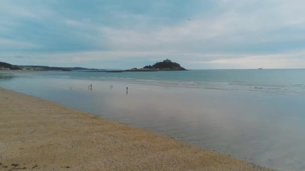 Gyönyörű homokos strandtól, felülnézet - drone légi felvételeket — Stock videók