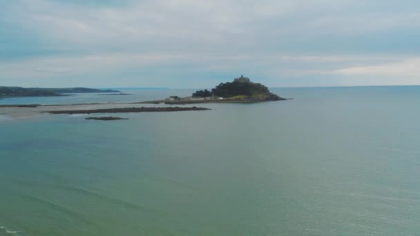 Luchtfoto uitzicht over de kustlijn in Cornwall — Stockvideo