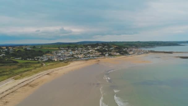 Luftaufnahme über die Küste in Kornwand — Stockvideo