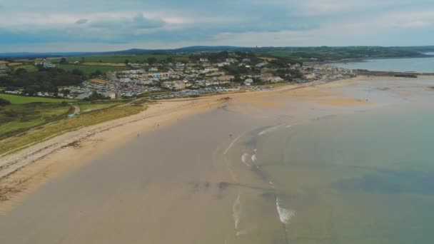 Vuelo sobre la playa de Marazion en Cornwall — Vídeo de stock
