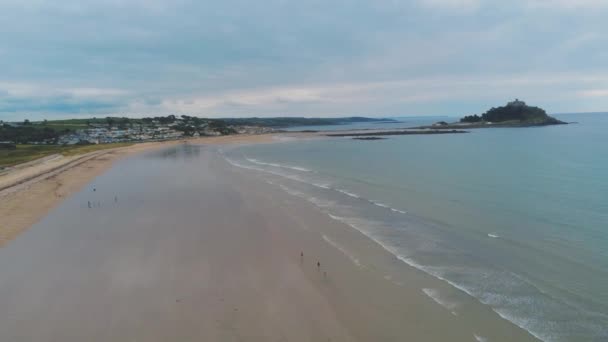 Vuelo sobre la playa de Marazion en Cornwall — Vídeo de stock