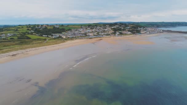 Пташиного польоту панорамою узбережжя в Корнуоллі — стокове відео