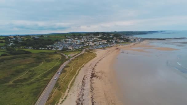 Luchtfoto uitzicht over de kustlijn in Cornwall — Stockvideo