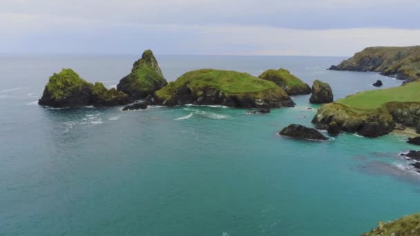 Cornwall kıyı şeridi üzerinde havadan görünümü — Stok video