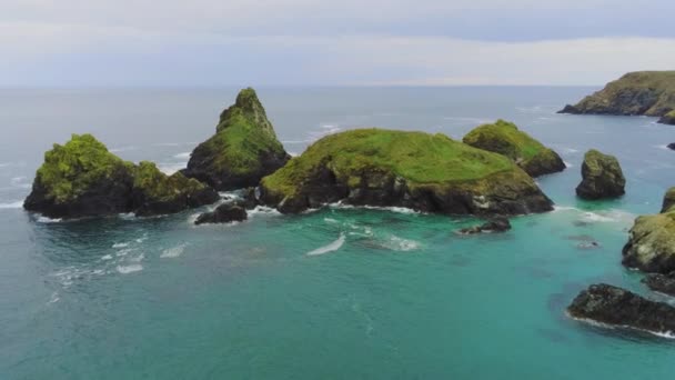 Prachtige landschap van de kust van Cornwall in de Keltische Zee - luchtfoto drone vlucht — Stockvideo
