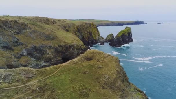 Nádhernou krajinu pobřeží Cornwallu na Keltské moře - letecké dron letu — Stock video