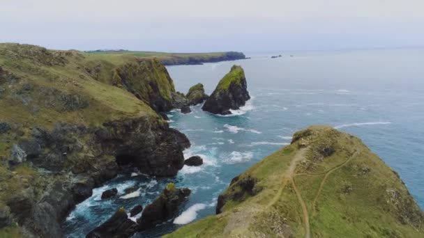 A légi felvétel a partvidékre Cornwall-ban — Stock videók