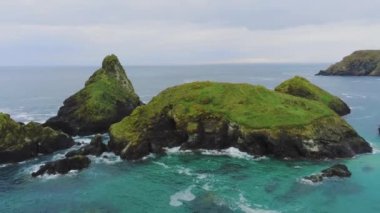 Muhteşem sahil Cornwall İngiltere ile onun kayalık uçurum