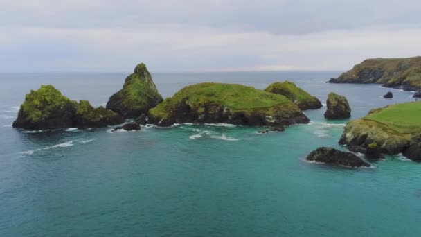 Meraviglioso paesaggio della costa della Cornovaglia sul Mar Celtico - volo aereo con drone — Video Stock