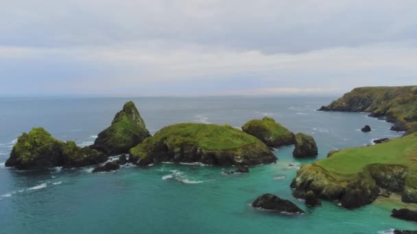 Vista aérea sobre o litoral na Cornualha — Vídeo de Stock