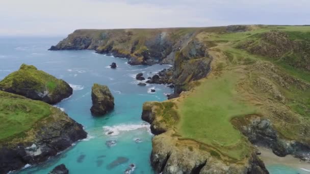 Корнуолл, Англії зверху - політ над захоплюючий берегової лінії — стокове відео