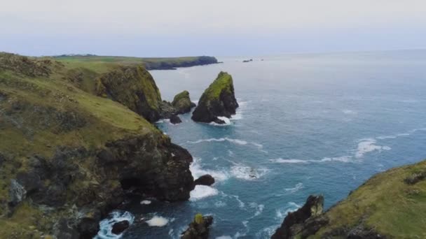 岩の崖と驚くべきコーンウォールの海岸イギリス — ストック動画