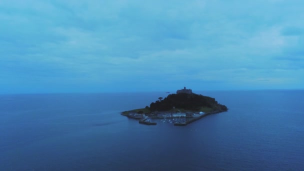 Mont Saint-Michel en soirée - vue aérienne — Video