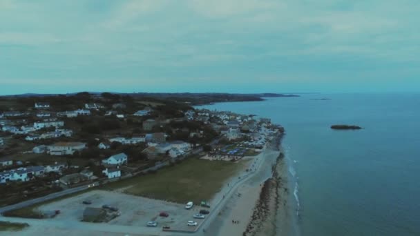 Le village de Marazion en Cornouailles Angleterre - vue aérienne le soir — Video