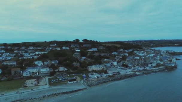 A falu Marazion Angliában Cornwall - légifelvételek este — Stock videók