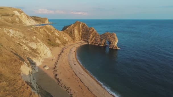 Beroemde Durdle Door in Devon aan de Britse kust bij zonsondergang — Stockvideo