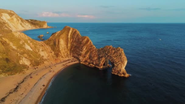 Знаменитий Durdle двері в Девоні в британський узбережжя на заході сонця — стокове відео