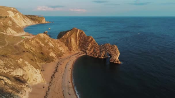 Famosa puerta Durdle en Devon en la costa británica al atardecer — Vídeo de stock