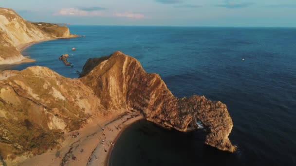 Berömda Durdle Door i Devon på den brittiska kusten vid solnedgången — Stockvideo