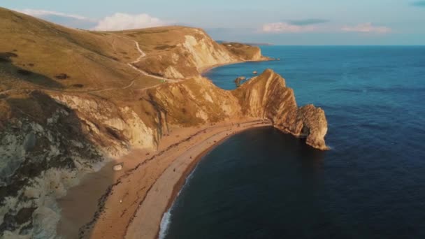 Beroemde Durdle Door in Devon aan de Britse kust bij zonsondergang — Stockvideo