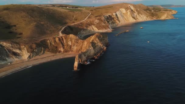 Populaire landmark in Engeland - de mooie Durdle Door aan de Britse kust — Stockvideo