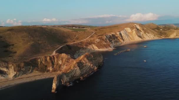 Słynny Durdle Door w Devon w brytyjskim wybrzeżu o zachodzie słońca — Wideo stockowe
