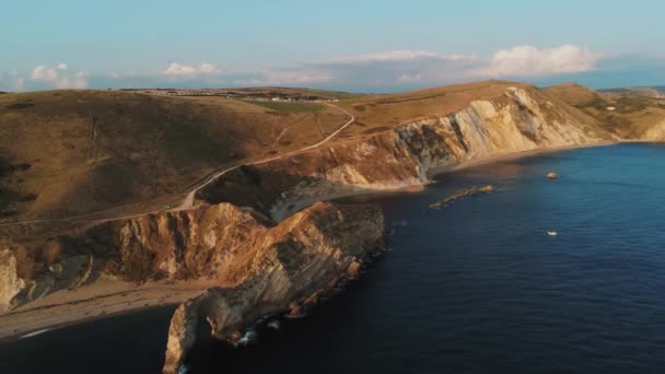 Famous Durdle Door in Devon at the British coast at sunset — Stock Video