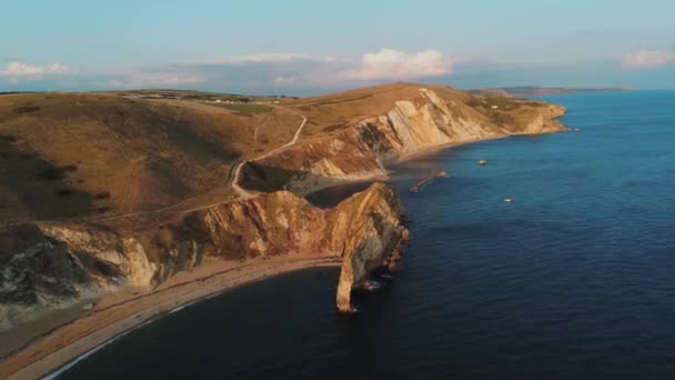 Populaire landmark in Engeland - de mooie Durdle Door aan de Britse kust — Stockvideo