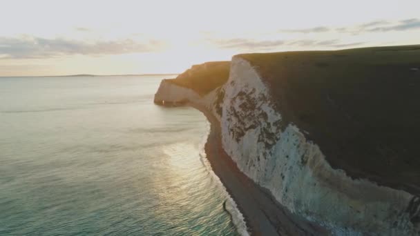 Vuelo a lo largo de los acantilados blancos de Inglaterra al atardecer - maravilloso paisaje — Vídeos de Stock