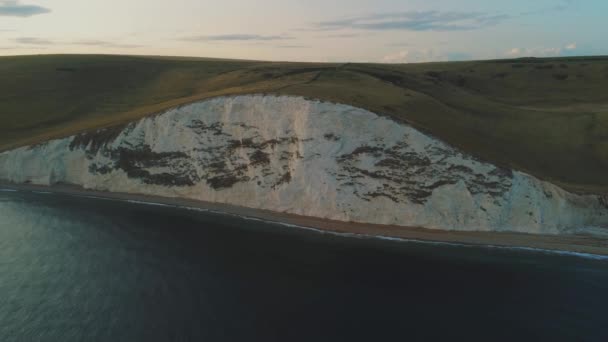 De beroemde witte kliffen in Engeland - luchtfoto — Stockvideo