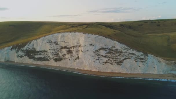 De beroemde witte kliffen in Engeland - luchtfoto — Stockvideo