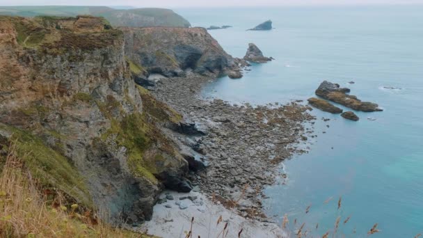 Cornwall Anglia - kilátás nyílik a csodálatos landcape, a parton — Stock videók