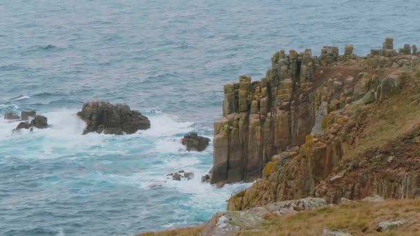 Lands End Cornwall sahil şeridi, ünlü kayalıklarla — Stok video