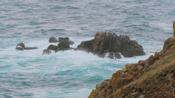 Lands End Cornwall sahil şeridi, ünlü kayalıklarla — Stok video