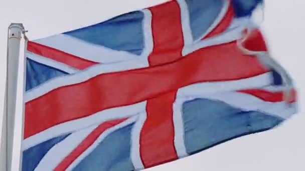 Flagi brytyjskiej falujących przez wiatr wybrzeże Kornwalii — Wideo stockowe