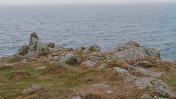 A parton Lands End Cornwall híres sziklák — Stock videók