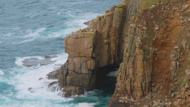 著名的悬崖在陆地的海岸线结束康沃尔 — 图库视频影像