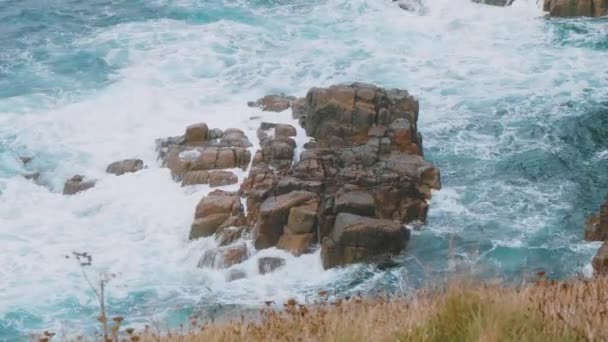 Olas salvajes y fuertes golpeando contra rocas en el océano — Vídeo de stock