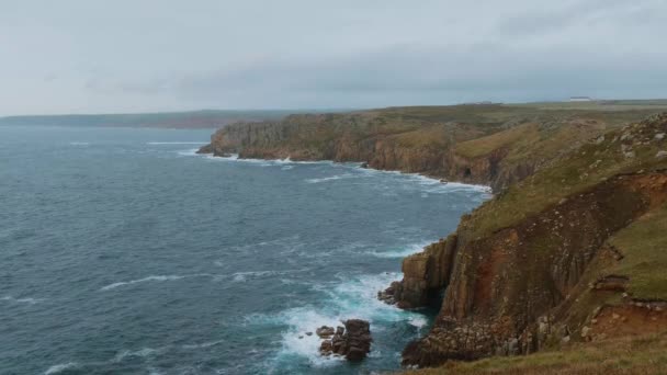 Berömda klipporna vid kusten i Lands End Cornwall — Stockvideo