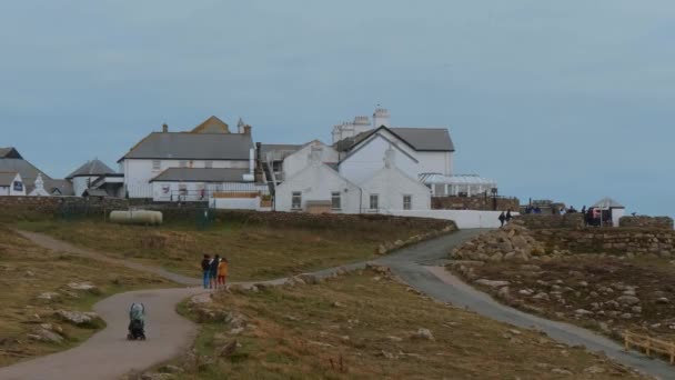 Beroemde bezienswaardigheid in Cornwall - Lands End in de Keltische Zee — Stockvideo