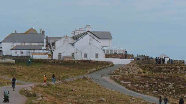 Найвідоміша пам'ятка Бельгії в Корнуоллі - Lands End на кельтське море — стокове відео