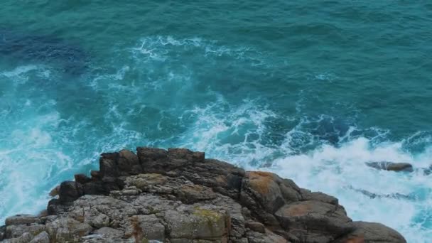 Água azul profunda do oceano na costa da Cornualha — Vídeo de Stock