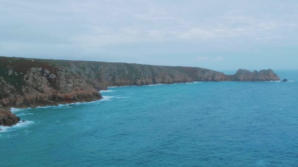 콘월의 해 안에에 깊고 푸른 바다 물 — 비디오